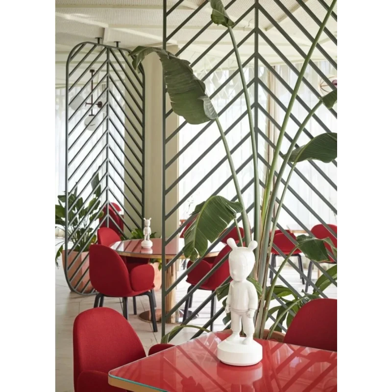 Lladró - The White Guest Sculpture - White