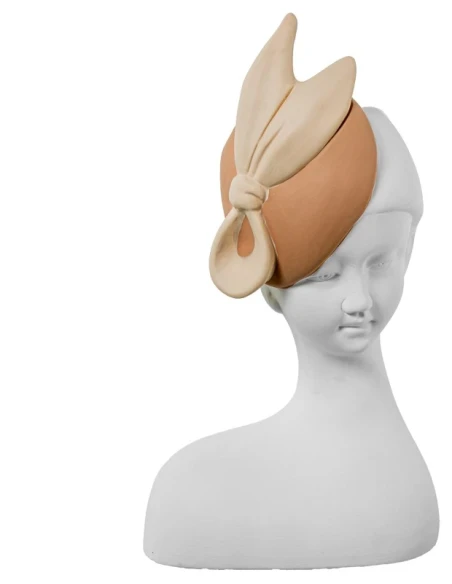 Camacho - Ceramic Sculpture Girl with Ribbon - White / Cream