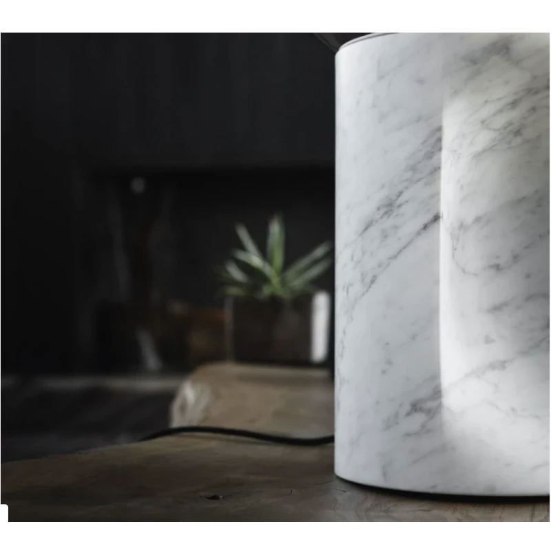 Penta - Je Suis Lampada da Tavolo - Bianco Argento / Marmo Bianco Carrara