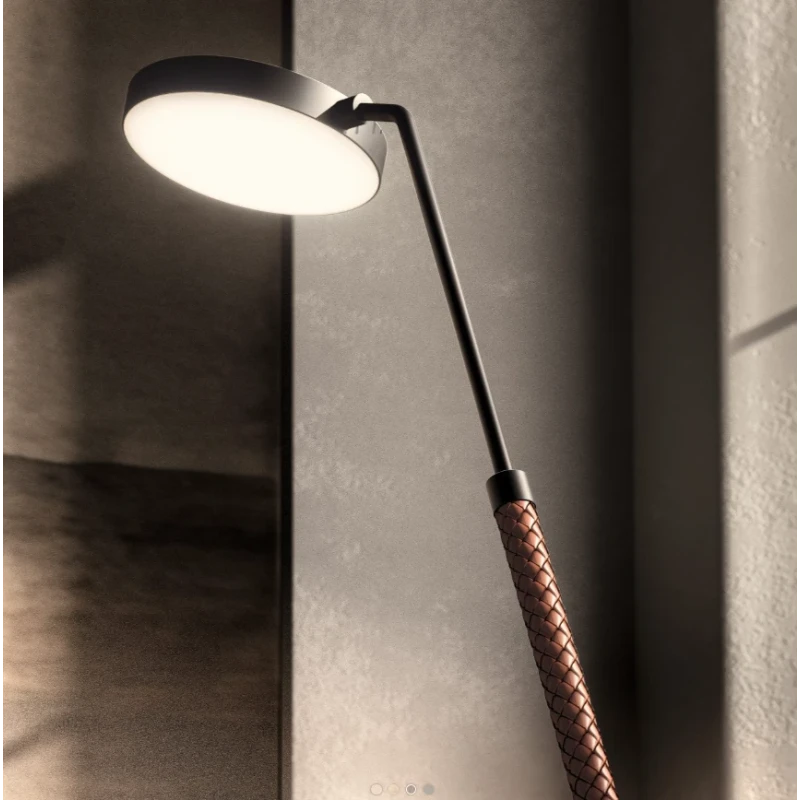 Penta - Spoon Lampada da Terra Regolabile - Metallo Nero / Cuoio Cognac