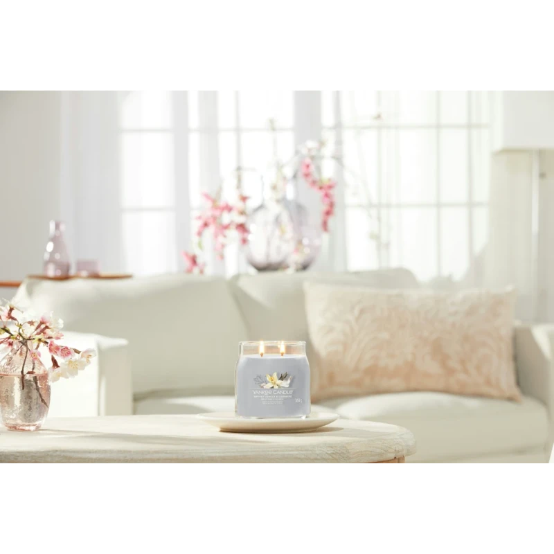 Yankee Candle - Smoked Vanilla & Cashmere Medium Jar Candle